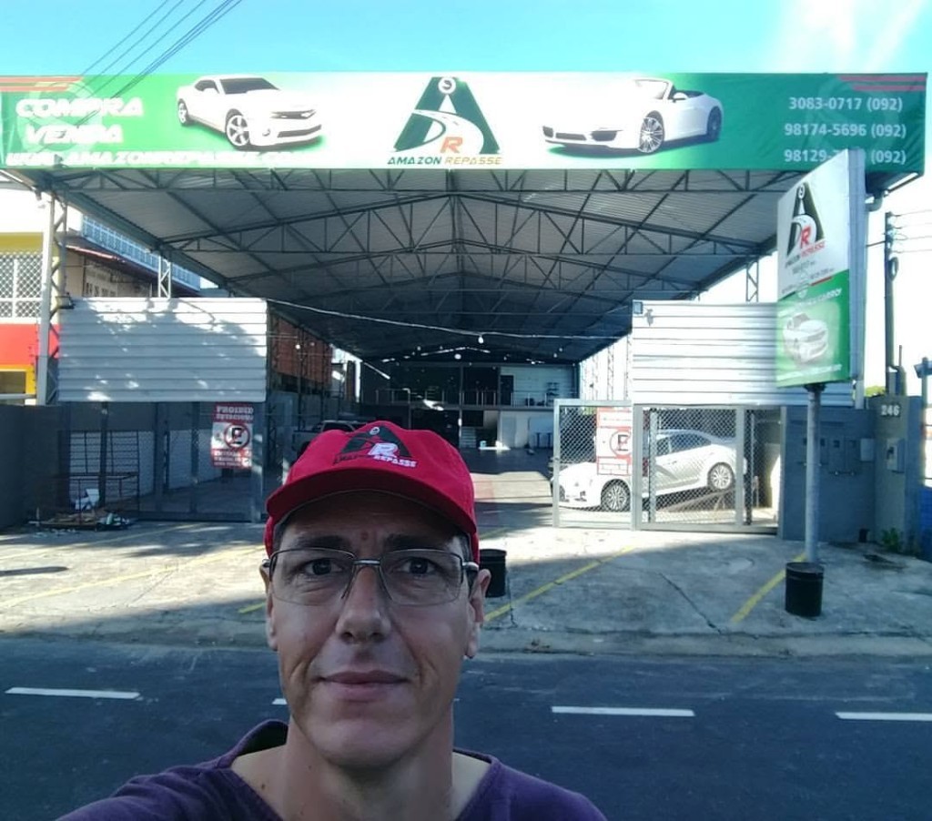 Fundador da Amazon Repasse em frente à loja